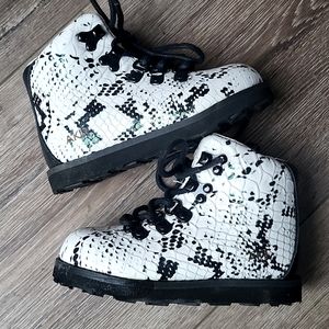NWOB Akid boots